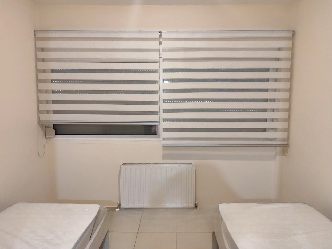 Ρόλερ ζέβρα σε παιδικό υπνοδωμάτιο